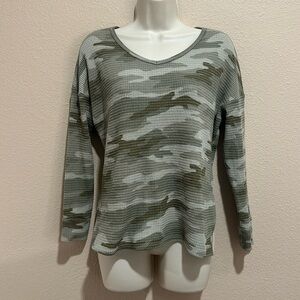 AMERICAN EAGLE OUTFITTERS V-Neck Camo Waffle Top, Size XS